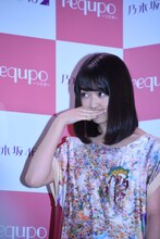 CM映像を観て、恥ずかしさで顔を隠す伊藤万理華（乃木坂46）。