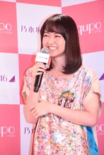 照れ笑いする伊藤万理華（乃木坂46）。