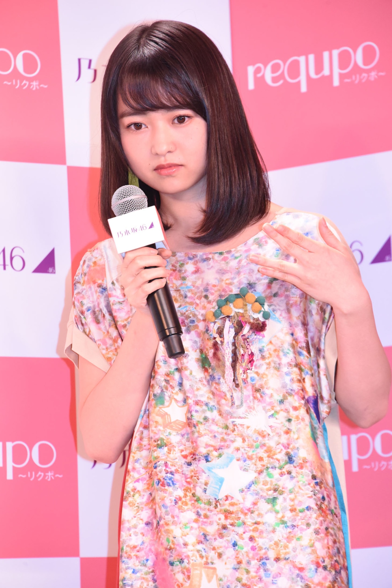 真顔でrequpoのポーズをする伊藤万理華（乃木坂46）。