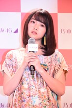 考える伊藤万理華（乃木坂46）。