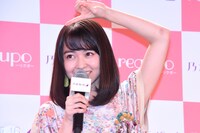 requpoのポーズをする伊藤万理華（乃木坂46）。