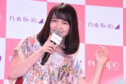 恥ずかしさで顔をしかめる伊藤万理華（乃木坂46）。