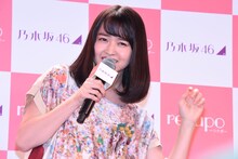 恥ずかしさで顔をしかめる伊藤万理華（乃木坂46）。