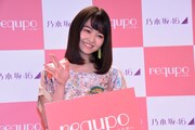 requpoのポーズをする伊藤万理華（乃木坂46）。