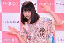 requpoのポーズをする伊藤万理華（乃木坂46）。