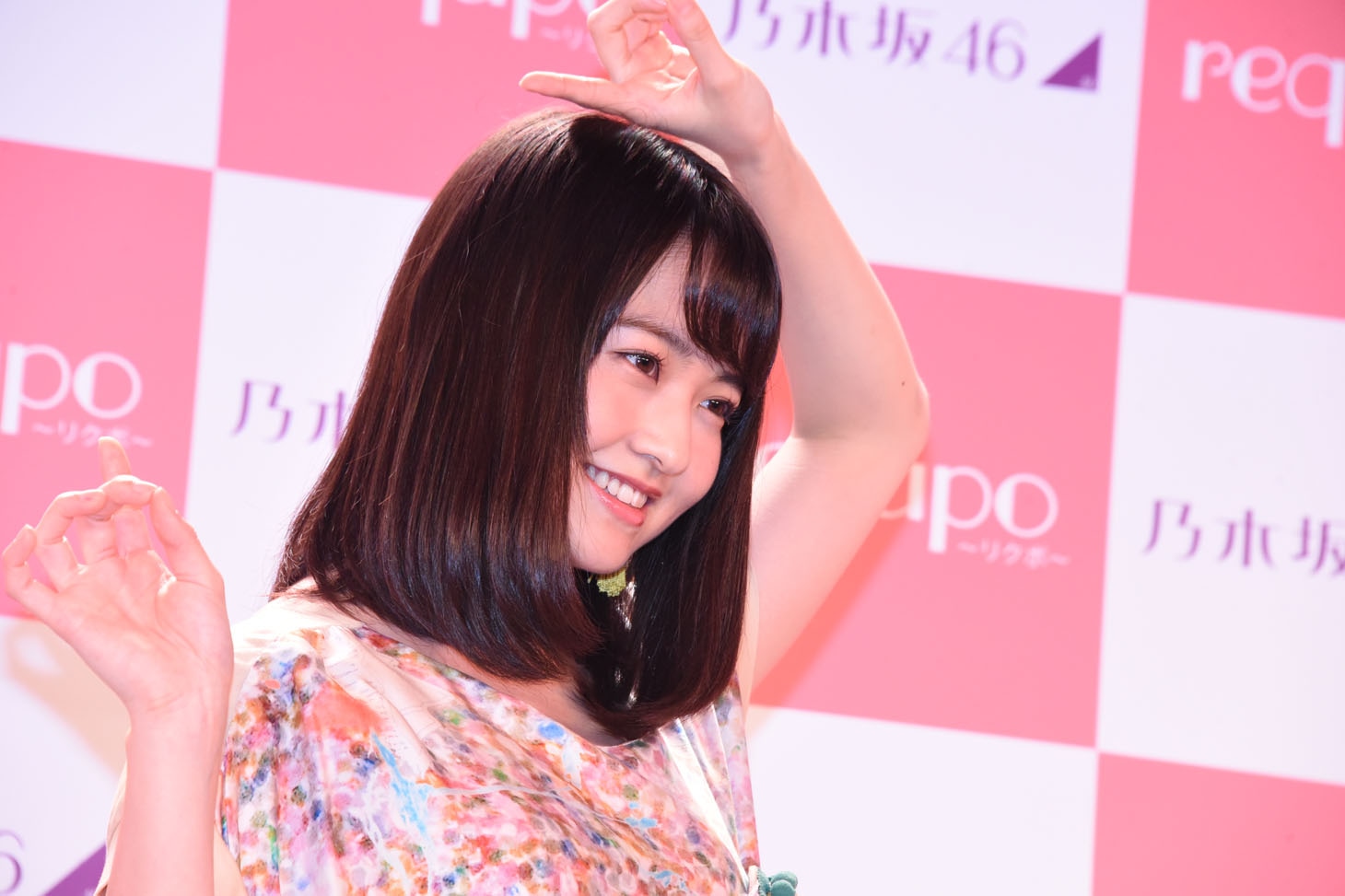 requpoのポーズをする伊藤万理華（乃木坂46）。