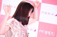 requpoのポーズ中に笑ってしまう伊藤万理華（乃木坂46）。