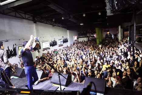 スカパラのベネフィットライブの様子。