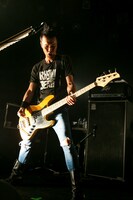 小林勝（B / ザ・クロマニヨンズ）（撮影：柴田恵理）