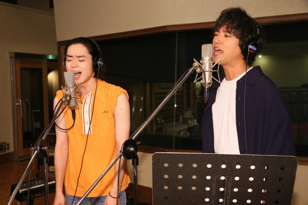 レコーディング中の菅田将暉と桐谷健太。