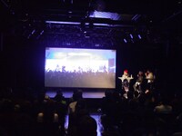 「AWESOME BEST」発売記念イベントの様子。