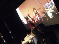 「AWESOME BEST」発売記念イベントの様子。