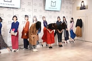 お辞儀をする菅井友香、守屋茜、渡邉理佐。