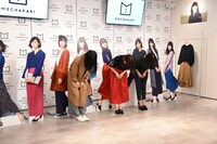 お辞儀をする菅井友香、守屋茜、渡邉理佐。