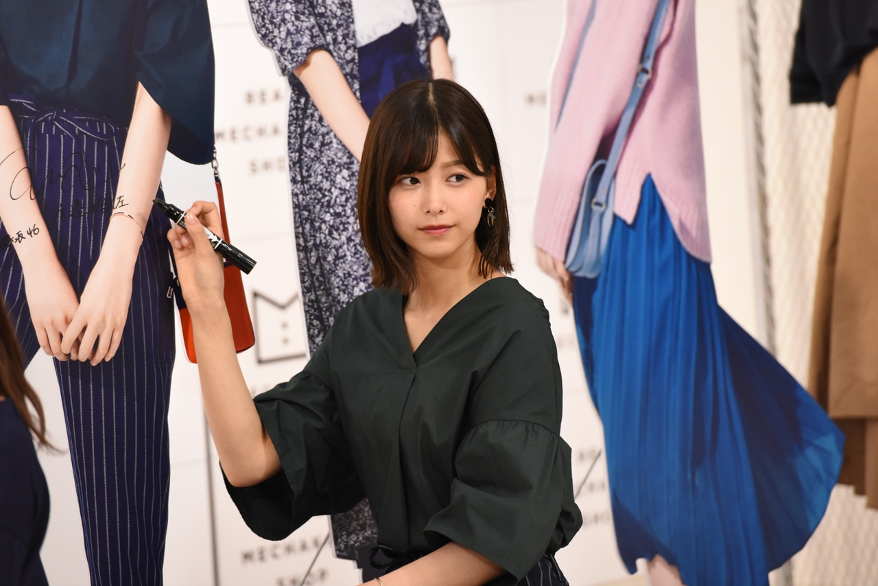 自身のパネルにサインを書き入れた渡邉理佐。