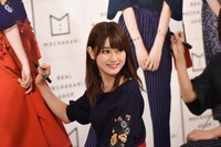 自身のパネルにサインを書き入れた守屋茜。