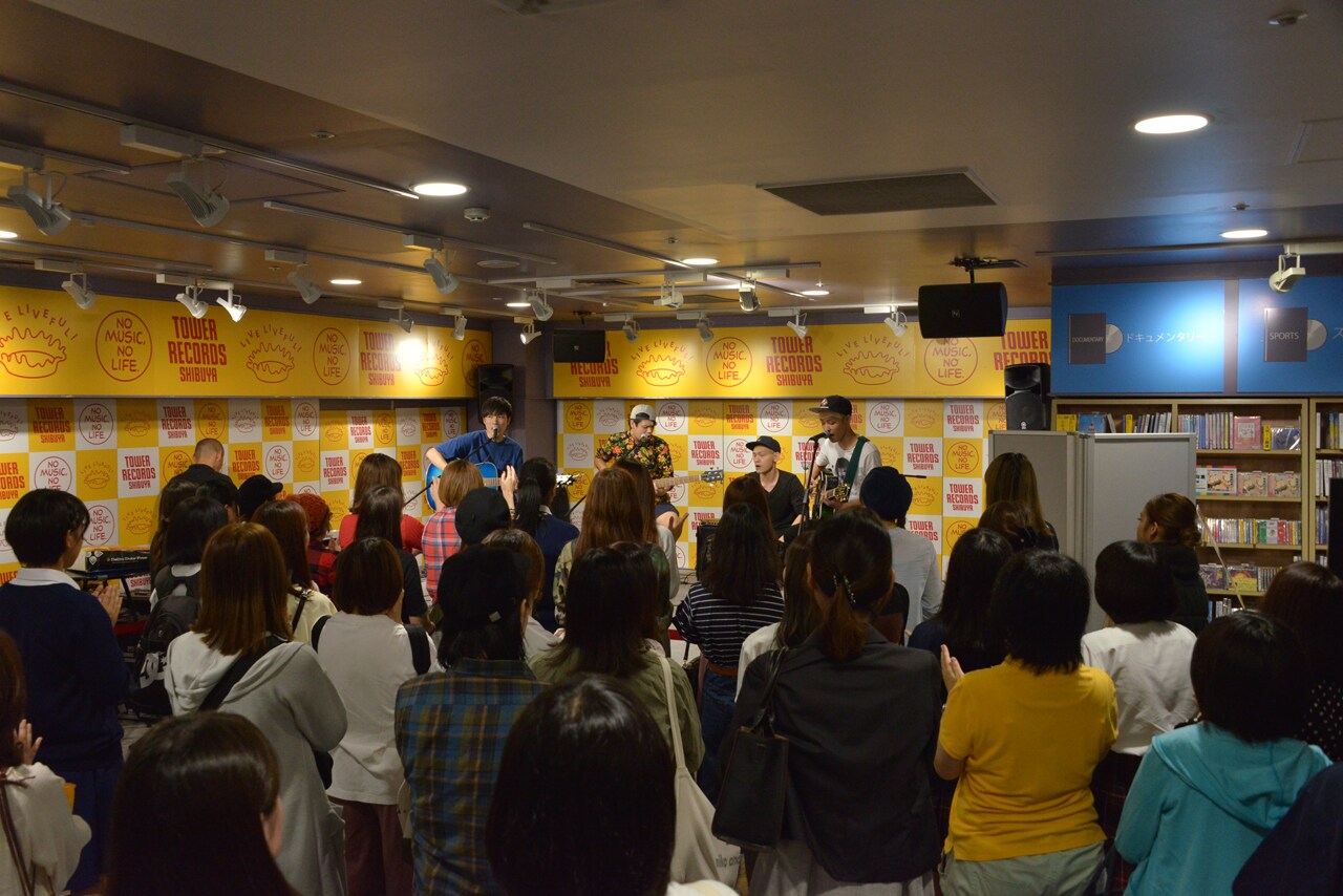 東京・タワーレコード渋谷店で行われたRunny Noizeのインストアイベントの様子。