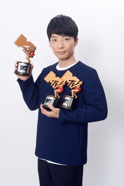 3つのトロフィーを抱える星野源。