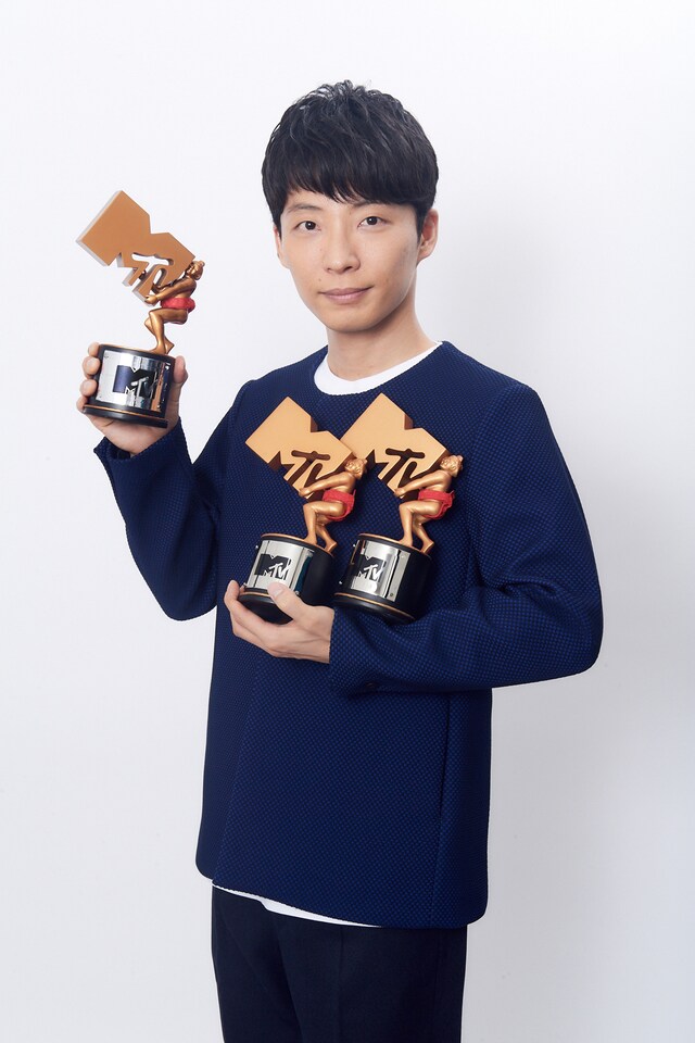 3つのトロフィーを抱える星野源。