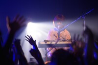 アサミサエ（Vo, Key, Sampler）（撮影：星野健太）