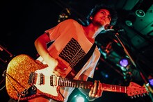 菅原卓郎（Vo, G / キツネツキ）（撮影：西槇太一）