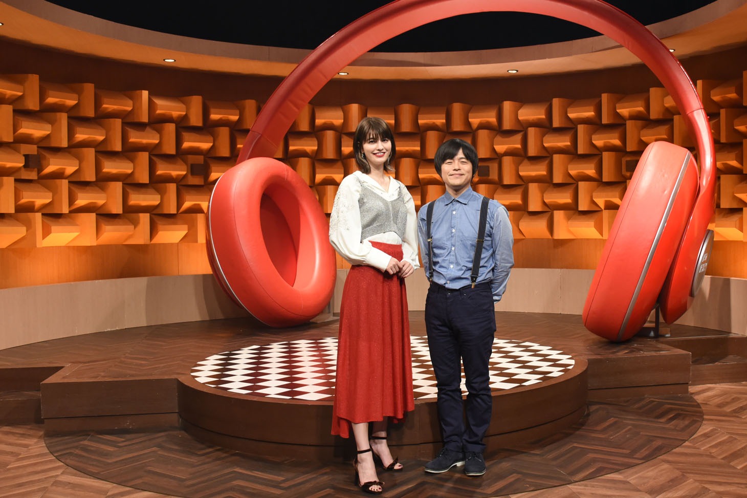 左からマギー、バカリズム。