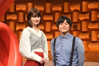 「バズリズム02」MCのマギー（左）とバカリズム（右）。