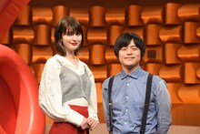 「バズリズム02」MCのマギー（左）とバカリズム（右）。