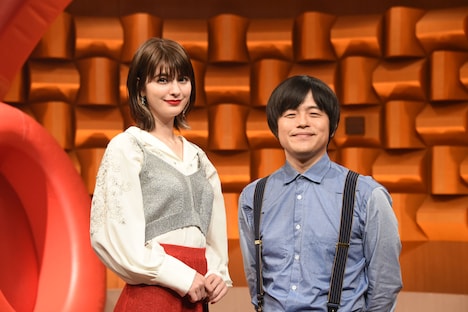 左からマギー、バカリズム。