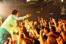 HEREのライブの様子。（撮影：高畠正人）