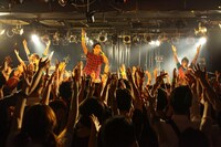 HEREのライブの様子。（撮影：高畠正人）