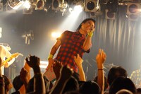 尾形回帰（Vo / HERE）（撮影：高畠正人）