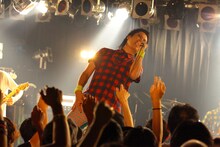 尾形回帰（Vo / HERE）（撮影：高畠正人）