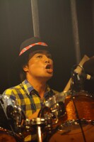 9月27日に東京・ TSUTAYA O-Crestでの宮野大介（Dr）。（撮影：高畠正人）