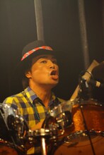 9月27日に東京・ TSUTAYA O-Crestでの宮野大介（Dr）。（撮影：高畠正人）