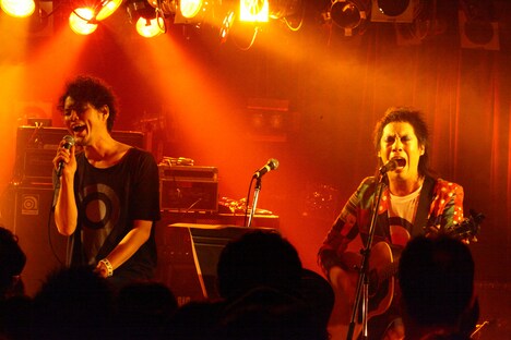 尾形回帰&菅原卓郎の弾き叫びデュオ(撮影:高畠正人)