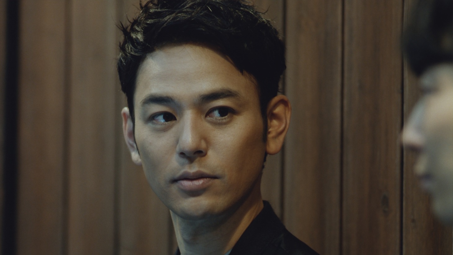 星野の言葉に耳を傾ける妻夫木聡。