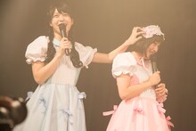 左から羽島めい、小山ひな。