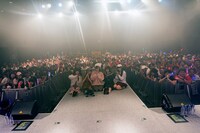 神宿「神が宿る場所～HARAJUKU DREAM～」東京・ラフォーレ原宿公演で行われた記念撮影の様子。