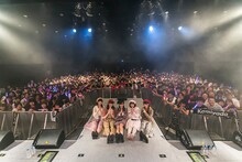 神宿「神が宿る場所～HARAJUKU DREAM～」東京・ラフォーレ原宿公演で行われた記念撮影の様子。