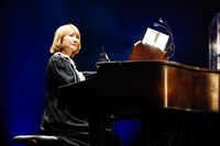 人気画像5位は「SEKAI NO OWARIが全国に思い届けた『ブレーメン』ライブ、横浜で終幕」より、Saori（Piano）。（撮影：上山陽介）