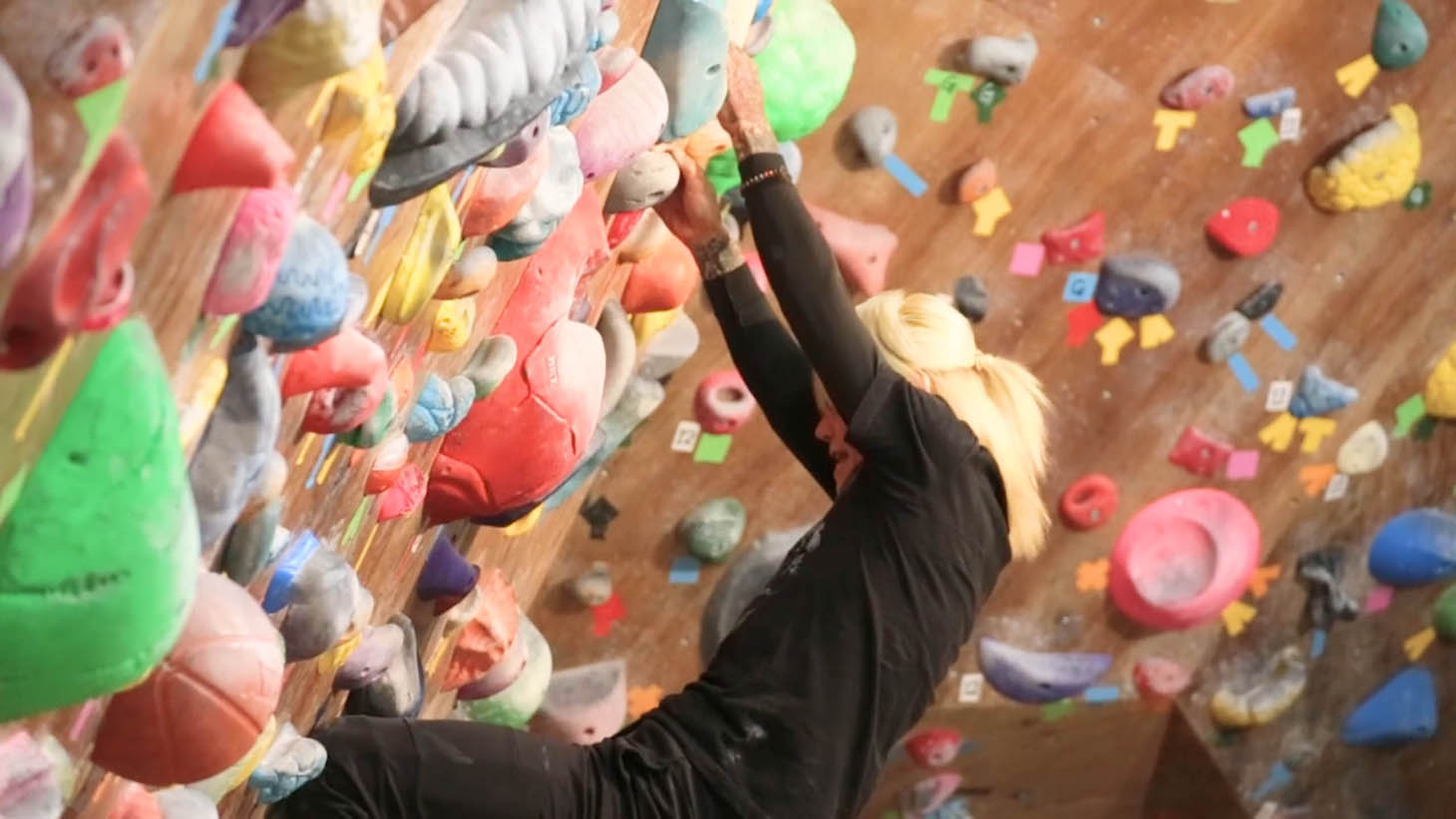 ボルダリングに挑戦する森重樹一。