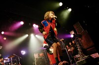 おかもとえみ（Vo）（Photo by MIDORI KONDOH）