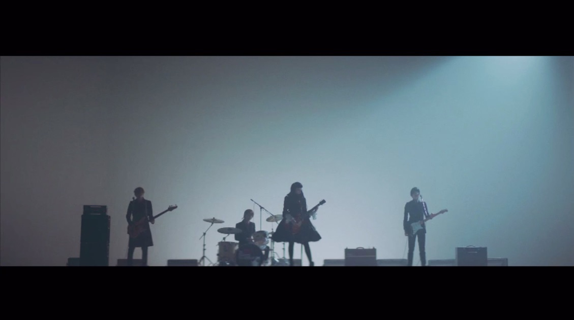 「Close to me」MVより。