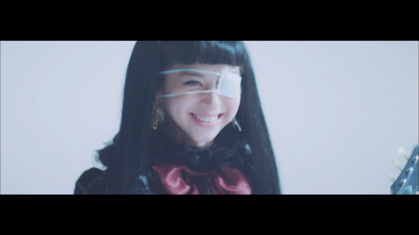 「Close to me」MVより。