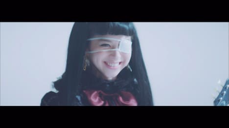 「Close to me」MVより。