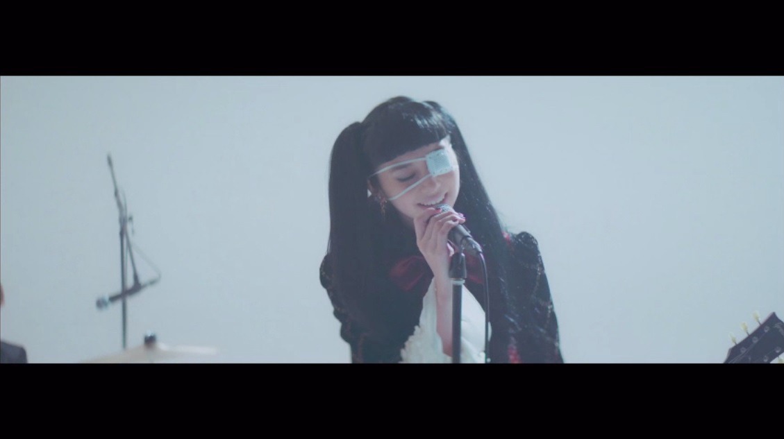 「Close to me」MVより。