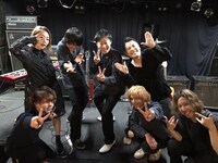 「ござる」ミュージックビデオ撮影時のオフショット。