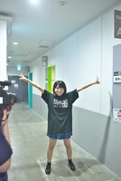 バックステージでの里咲りさ。（写真提供：IDOL NEWSING、寮母）