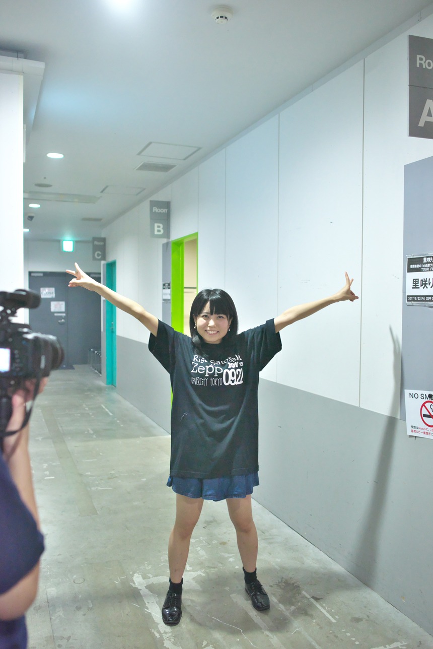 バックステージでの里咲りさ。（写真提供：IDOL NEWSING、寮母）